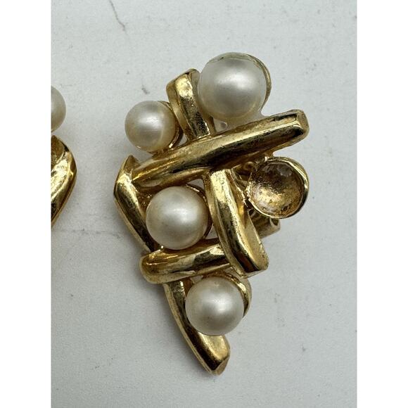VTG Crown Trifari Luxury Earrings Faux Pearl Gold Tone Clip On Signed READ - Picture 3 of 6